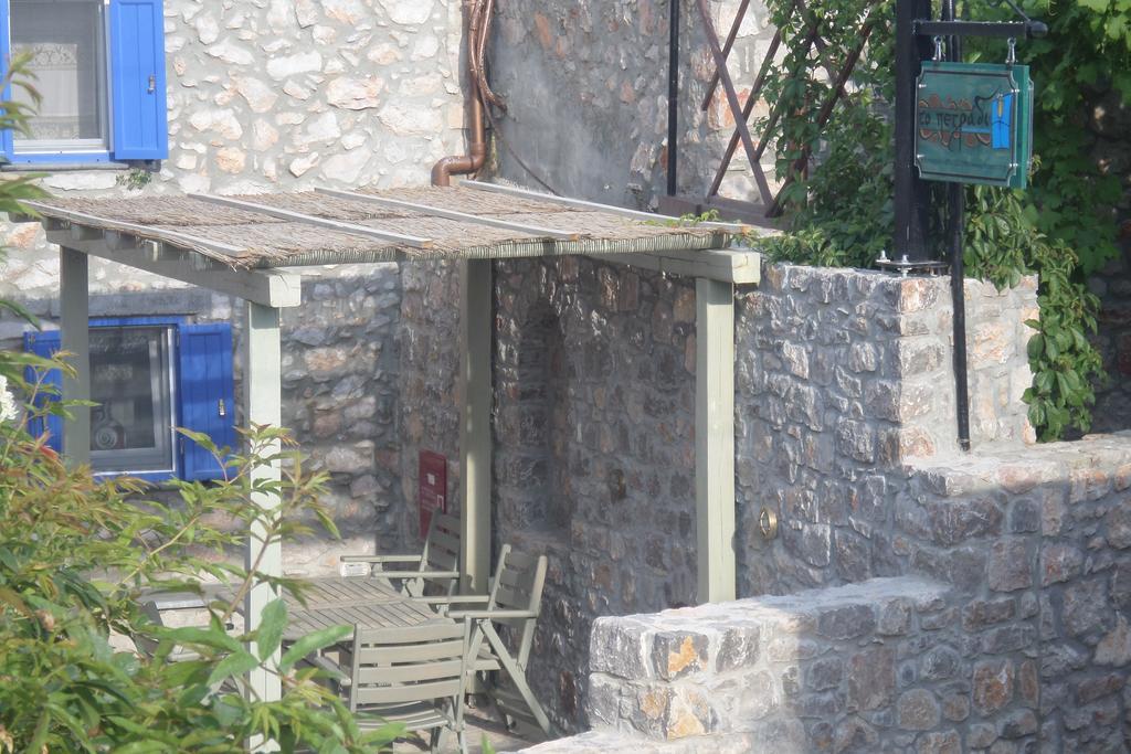 To Petradi Apartment Avgonima Екстериор снимка